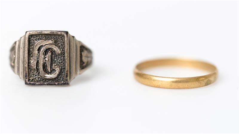 Diese Ringe gehörten Alma Gulbis aus Lettland. 1944 wurde sie von der SS als "politischer Häftling“ registriert und ins KZ Stutthof deportiert, wo sie Zwangsarbeit leisten musste. Bis heute suchen die Arolsen Archives Angehörige.