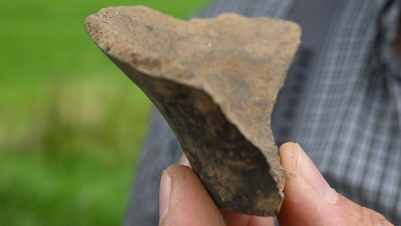 Bedeutende Funde: Heiliger Ort in Ahlerstedt entdeckt Diese Scherbe gehört zu einer Situla aus Keramik, damit kopierten die Germanen vor 2000 Jahren einen metallenen Gefäßtyp der Römer und Kelten aus dem Mittelmeerraum.