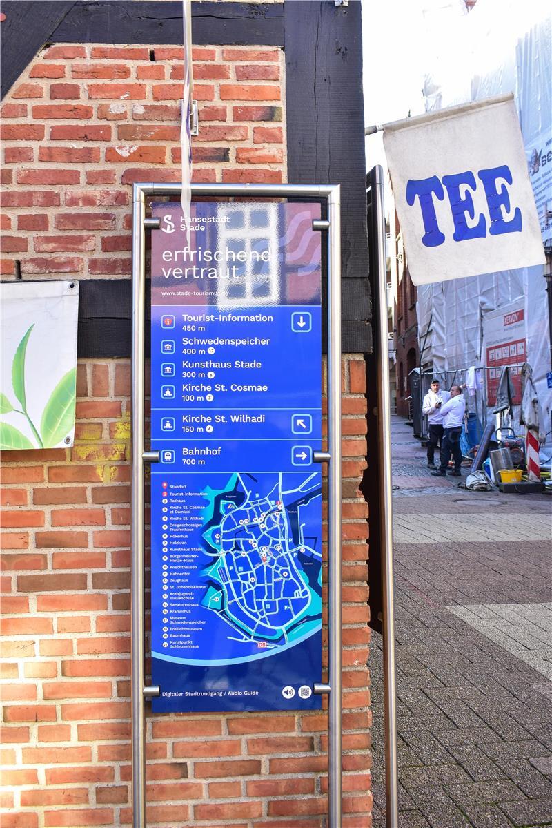 Ein blaues Wegweiser-Schild in der Stader Altstadt.
