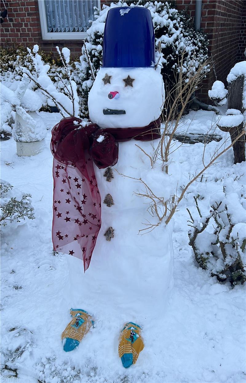 Diese Schneefrau hat sich für den Winter herausgeputzt.