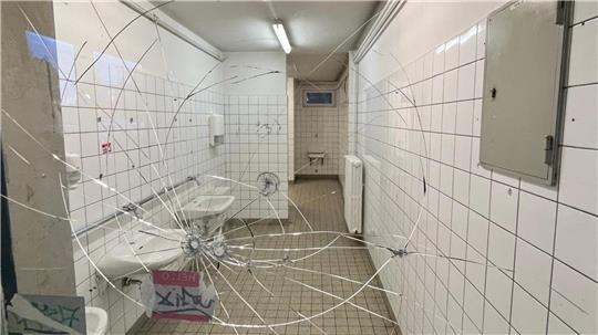 Diese Schultoilette im Kreis Stade steht exemplarisch für viele andere Toiletten, die regelmäßig zum Vandalismus-Schauplatz werden.