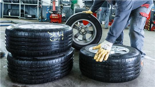 Diese Sommerreifen bestanden den Test mit „sehr gut“ und das ist der Preis-Leistungs-Sieger. (Symbolbild)