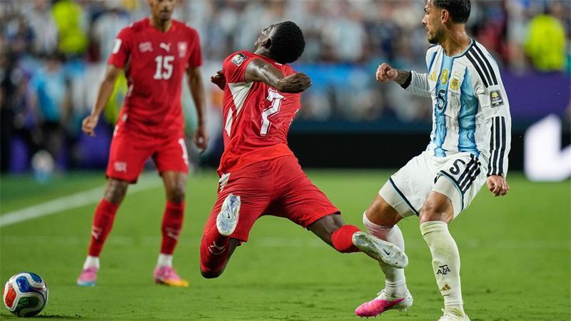 Dritter Dusel-Sieg: Messis Team leidet, tanzt und träumt Diese Szene hat mit Breel Embolo (l) und Leandro Paredes hat vermutlich das Spiel entschieden.