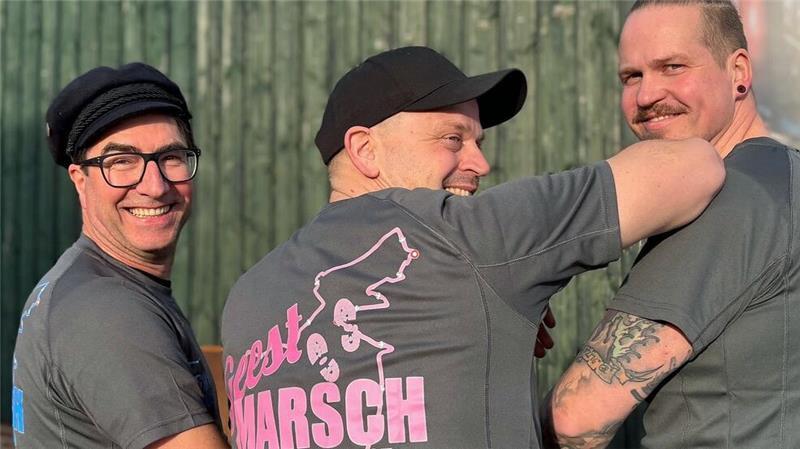 Diese T-Shirts gibt es nur für Teilnehmer. Zehn Euro pro Shirt gehen an das Kinderhospiz Löwenherz in Lüneburg, so wie auch die anderen Erlöse der Veranstaltung.
