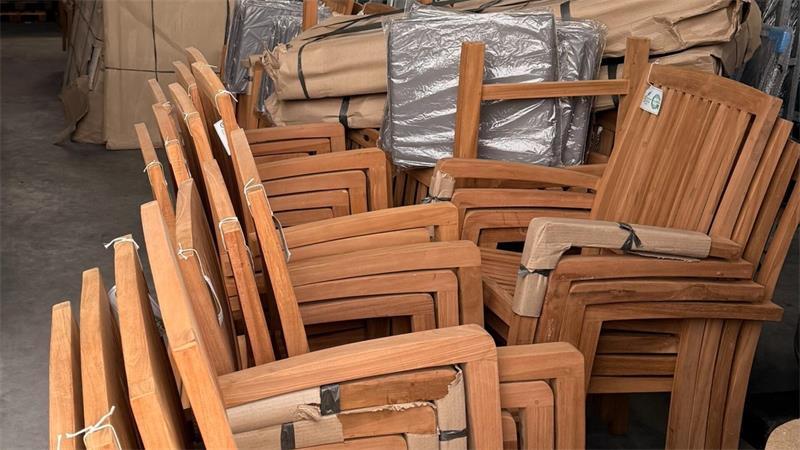 Diese Teak-Stühle hat Katja Schulze vom Transporter-Fahrer übergeben bekommen. Die Inhaberin eines Ladens für Raumausstattungsbedarf ist dabei „Betrügern auf den Leim gegangen“, wie sie sagt.