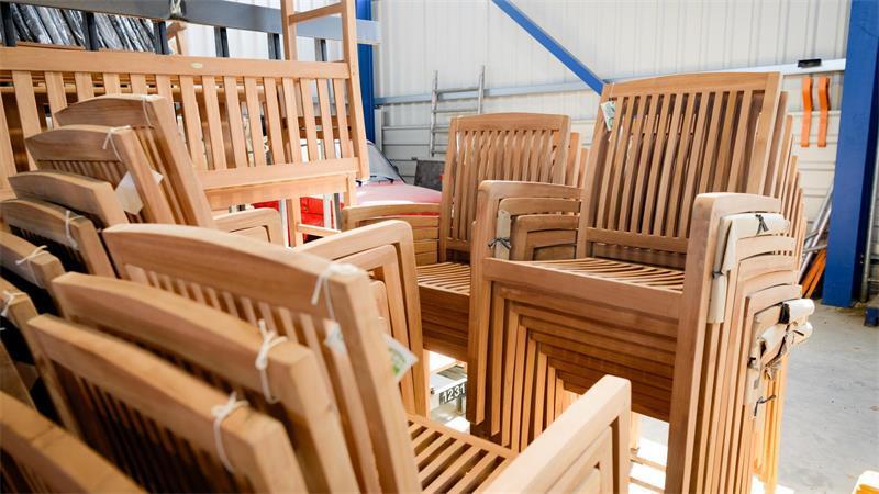 „Die erpressen mich“: Teakmöbel-Fall weitet sich aus Diese Teak-Stühle hat Katja Schulze vom Transporter-Fahrer übergeben bekommen.