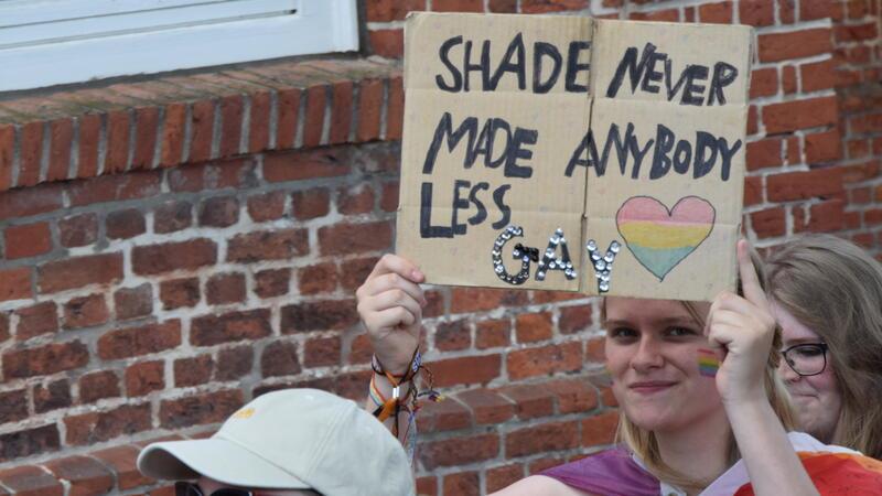 Transparant bei CSD Stade mit Zitat aus Song von Taylor Swift