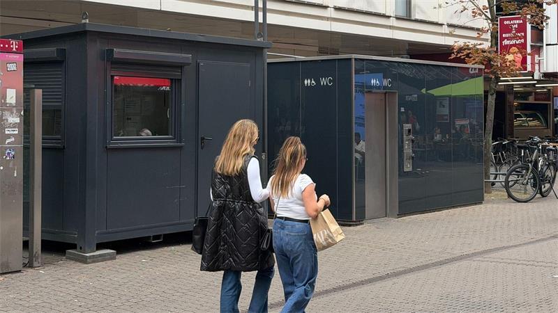 Diese Toilette in der Kölner Innenstadt wird ständig bewacht - und das ist ganz schön teuer.