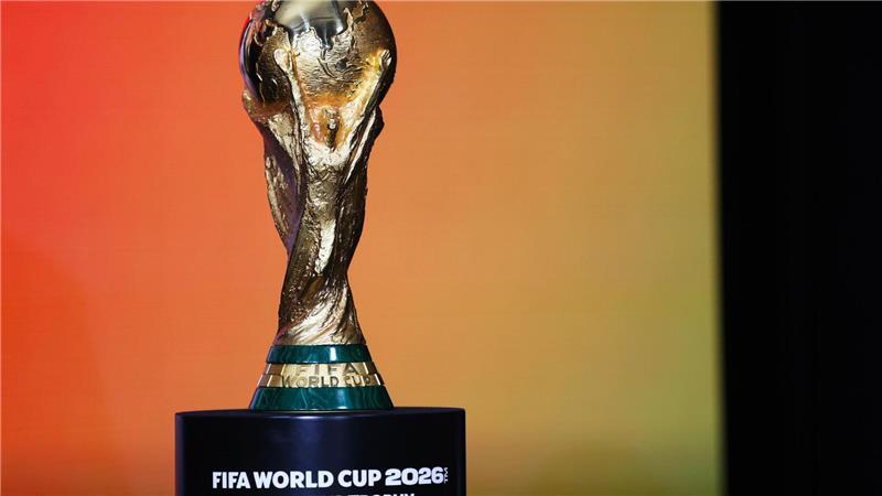 Diese Trophäe ist für den künftigen Fußball-Weltmeister.
