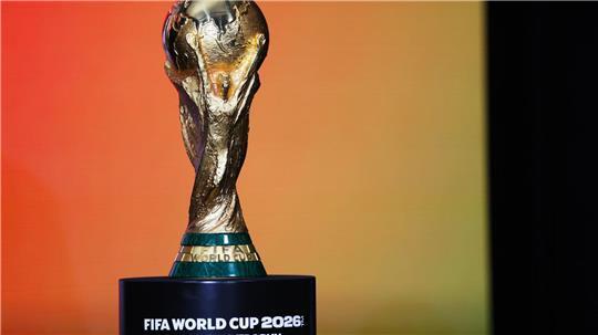 Diese Trophäe ist für den künftigen Fußball-Weltmeister.