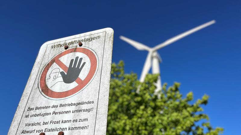 Diese Warnschilder stehen im Windpark Agathenburg im Grenzgebiet zum Alten Land.