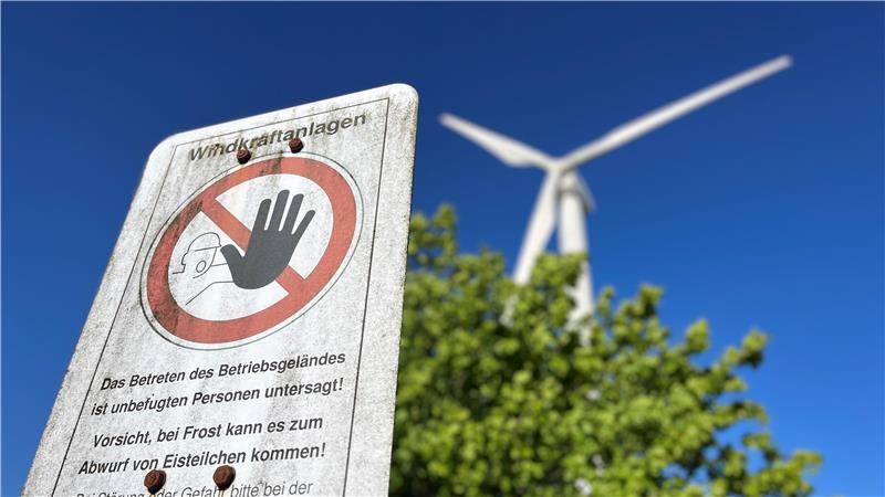 Diese Warnschilder stehen im Windpark Agathenburg im Grenzgebiet zum Alten Land. Die Landkreise haben die Vorgabe der Landesregierung, die Windkraftflächen deutlich zu vergrößern. (Symbolbild).
