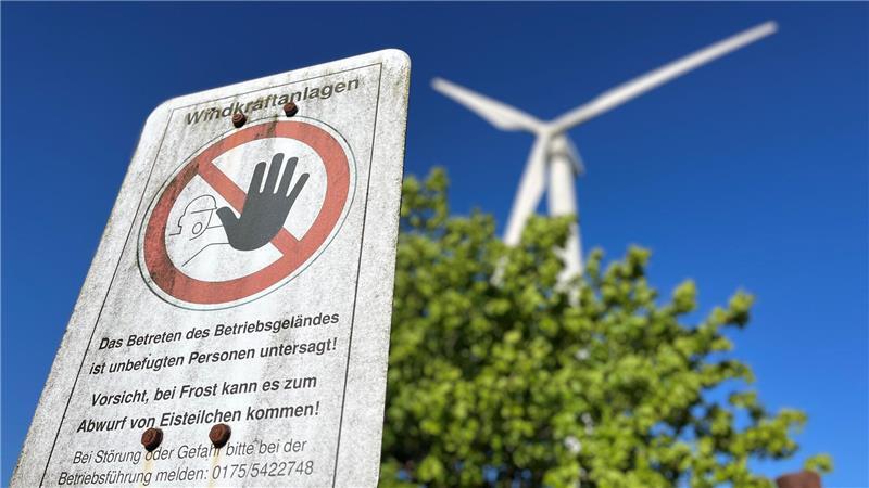 Diese Warnschilder stehen im Windpark Agathenburg im Grenzgebiet zum Alten Land.