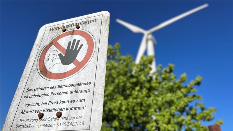 Windkraft an der A26: Warum der Grenzstreit im Alten Land weiter schwelt Diese Warnschilder stehen im Windpark Agathenburg im Grenzgebiet zum Alten Land.