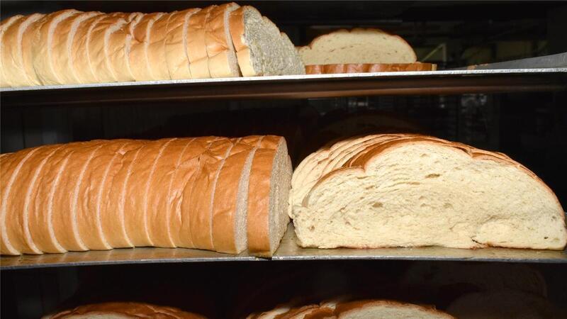 Diese Weizenbrote werden zweimal gebacken. Dadurch werden sie zum knusprigen Zwieback.