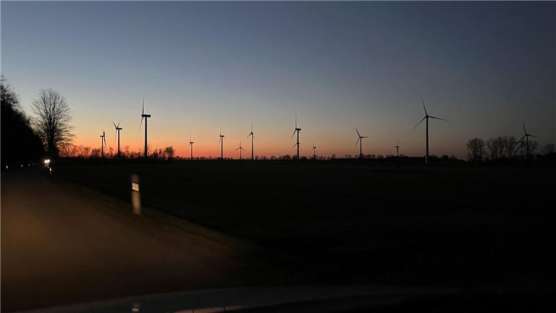 Pläne liegen vor: So soll die Windkraft im Landkreis verdoppelt werden Diese Windräder stehen zwischen Apensen und Harsefeld.