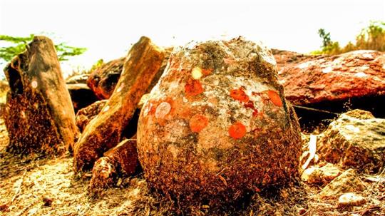 Diese als göttlich verehrte Steinkugel in Indien hat sich als Dino-Ei entpuppt.