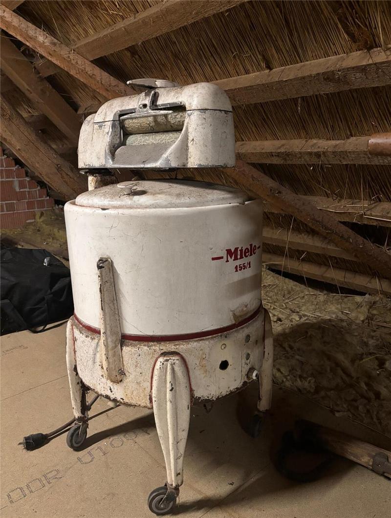 Das Herzstück von Wangersen: Neuer Wind im alten Heimathaus Diese alte Miele-Waschmaschine aus den 50er Jahren entdeckte der Heimatverein auf dem Dachboden des Heimathauses.