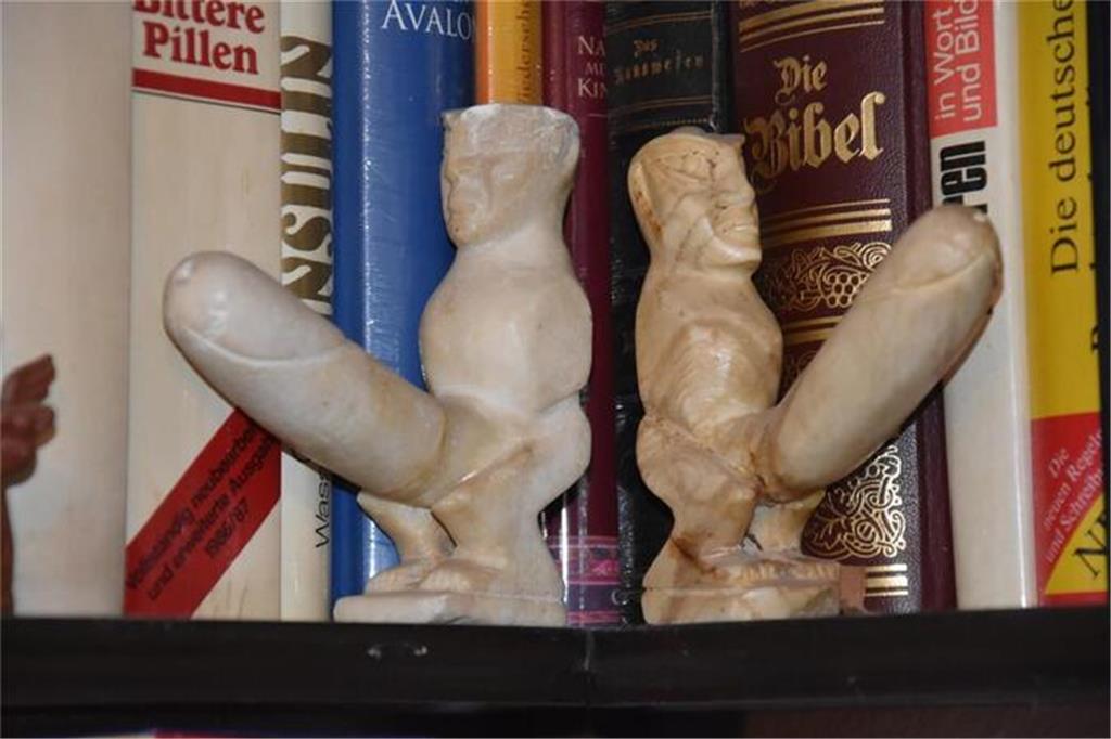 Diese beiden Herren in Not hat Lothar Scholz auf einem Flohmarkt in der Türkei e...