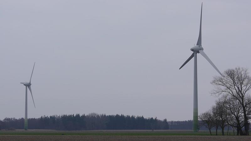 Diese beiden alten Windräder in Hüll sollen der Gemeinde Drochtersen künftig immerhin fast 8000 Euro jährlich bescheren.