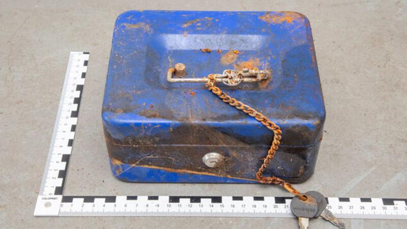 Rätselhafter Fund an See in Cuxhaven: Ist kleiner Tresor Diebesgut? Diese blaue Geldkassette und weitere Schlüssel gehörten zu den Fundstücken.