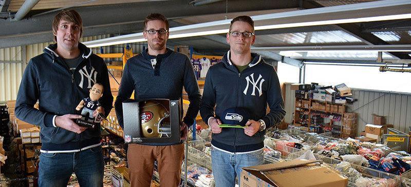 Diese drei Jungunternehmer stehen hinter dem Onlineshop „The All American Sports Store“ (www.taass.com) mit Sitz in Harsefeld: Christian Querin (30), Frederik Tidiks (29) und Kim-Christopher Tidiks (32). Foto Beneke