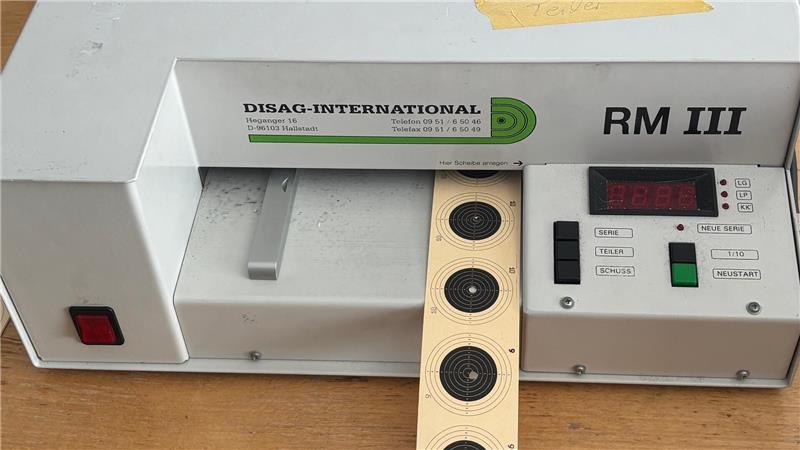 150 Jahre alte Maschine: Buxtehudes Schützen ermitteln ihren König mit einem Relikt Diese elektronische Teilermessmaschine wertet Schießscheiben in wenigen Sekunden aus.