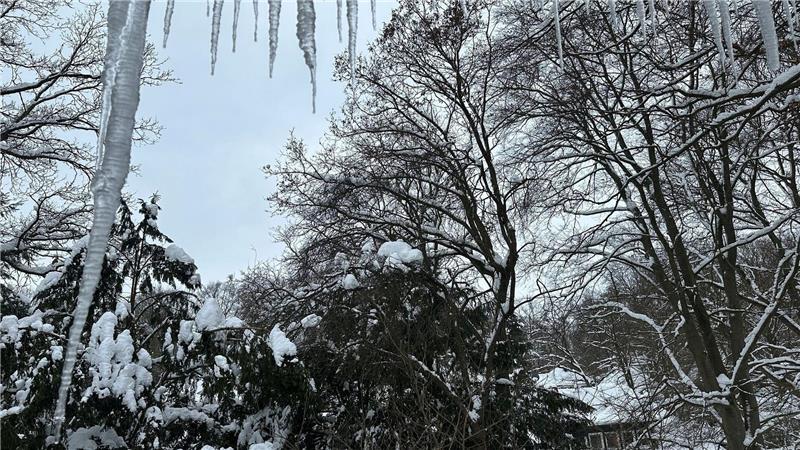 Diese gefrorenen Zapfen können für Passanten eine große Gefahr darstellen. 