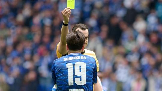 Diese gelbe Karte im Spiel gegen Karlsruhe bedeutete für Schalkes Kapitän und Toptorschützen  Kenan Karaman, dass er im Spitzenspiel in Elversberg gesperrt ist (Archivbild).