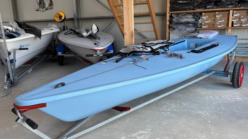 Diese hellblaue Jolle ist Matthijs Plokkers Lieblings-Segelboot. Nicht nur wegen der besonderen Farbe: Es ist eine von fünf Jollen, die in Australien für den guten Zweck verkauft wurden.