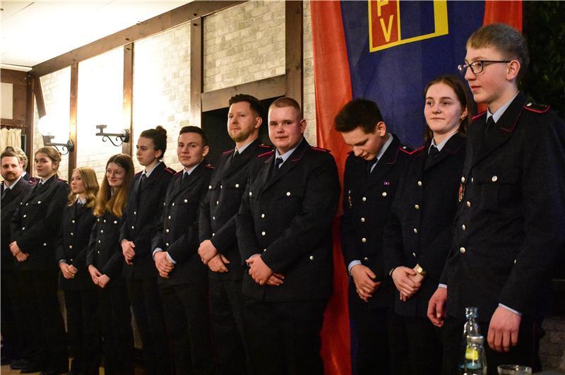 Diese jungen Kameradinnen und Kameraden gehören zu den 176 Mitgliedern der bis 27-Jährigen. 305 sind zwischen 28 und 50 und 195 mindestens 50 Jahre alt. 54 Ehrenamtliche engagieren sich in der Jugendfeuerwehr, die Kinderfeuerwehr hat 13 Mitglieder.