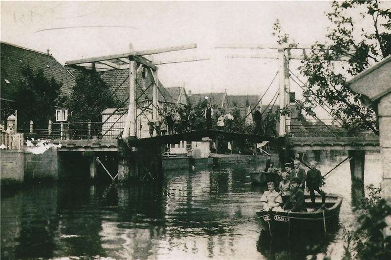 Diese letzte der Holländer Klappbrücken , die im Laufe der Zeit gebaut wurden, stand bis 1914 und ist im Ortswappen verewigt. Fotos: Schittek/ Archiv