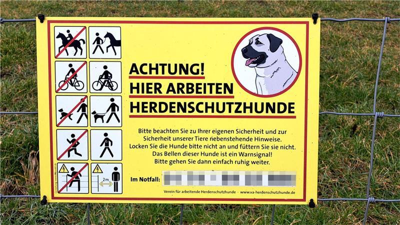 Diese offiziellen Schilder warnen davor, sich den Herdenschutzhunden zu nähern.