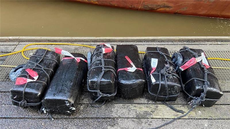 280 Kilo Kokain in Brake gefunden: Mutmaßliche Schmuggler in U-Haft Diese sechs Drogenpakete hat die Polizei sichergestellt. Sie sollten am Rumpf eines brasilianischen Massengutfrachters ins Land geschmuggelt werden.
