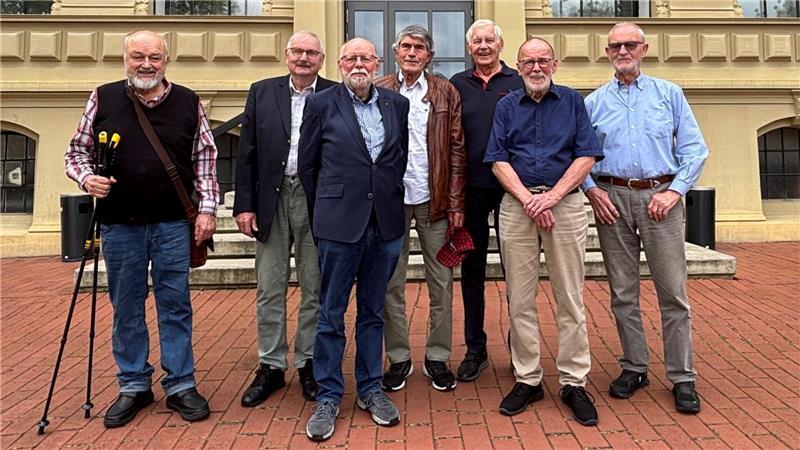 Diese sieben Männer waren 1966 Absolventen der Staatlichen Ingenieurschule für Bauwesen Buxtehude, heute Hochschule 21 (von links): Hans-Werner Siepenkothen, Holger Müller, Gerhard Paulsen, Siegfried Preuß, Klaus Wenzlawski, Klaus Roczen und Herbert Deppe.