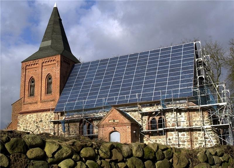 Wie für alte Kirchendächer jetzt neue Zeiten anbrechen können Diese unter Denkmalschutz stehende Dorfkirche in Zernin in Mecklenburg-Vorpommern hat bereits eine Photovoltaikanlage. Foto: Bernd Wüstneck/dpa