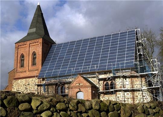 Diese unter Denkmalschutz stehende Dorfkirche in Zernin in Mecklenburg-Vorpommern hat bereits eine Photovoltaikanlage. Foto: Bernd Wüstneck/dpa