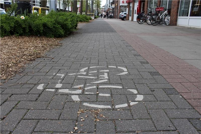 Bahnhofstraße in Buxtehude als Fahrradstraße: Was dafür und was dagegen spricht Diese verblassten Symbole markieren die Radwege in der Bahnhofstraße. Diese müssen Radfahrer aber nicht benutzen - sie können auch auf der Fahrbahn fahren. Das sorgt mitunter für Konflikte. Eine Fahrradstraße könnte Abhilfe schaffen. Foto:
