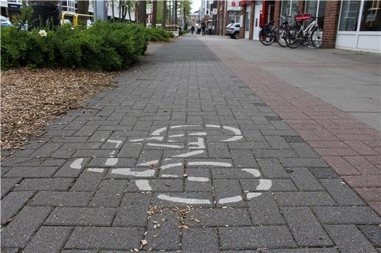 Diese verblassten Symbole markieren die Radwege in der Bahnhofstraße. Diese müssen Radfahrer aber nicht benutzen - sie können auch auf der Fahrbahn fahren. Das sorgt mitunter für Konflikte. Eine Fahrradstraße könnte Abhilfe schaffen. Foto: 