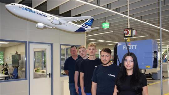 Diese vier Auszubildenden durchlaufen ihre Ausbildung bei Airbus Aerostructures in Einswarden (von links): Olaf Heinrichs, Ausbildungsleiter, Tom Luca Freye (18), Auszubildender zum Mechatroniker, Tido Seibert (19), Auszubildender zum Fluggerätmechaniker, Enes Özdemir (19), Auszubildender zum Oberflächenbeschichter, Mervenur Mutu (23), Dualstudentin im Maschinenbau absolviert derzeit ihren Master