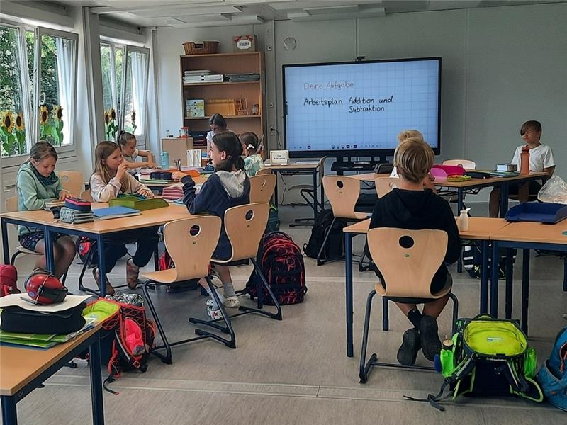 Diese vierte Klasse der Grundschule am Feldbusch macht Frühstückspause in ihrem neuen Klassenraum im Schulpavillon. Fotos: Fehlbus