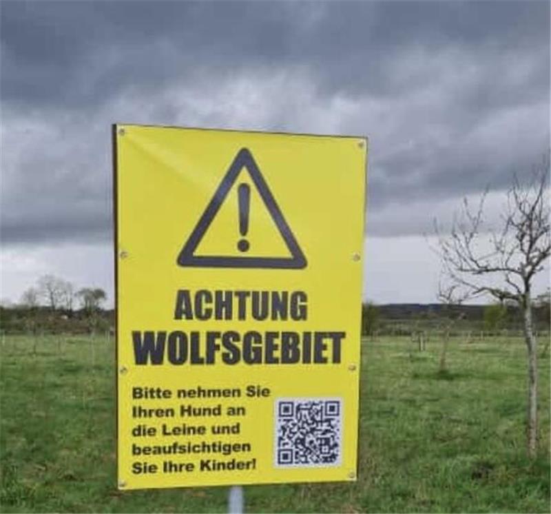 Wolfsattacke auf Schafherde: Angst und Wut in Kranenburg Diese von der Landesjägerschaft gesponserten Schilder hat der Jagdpächter erst vor einer Woche in Kranenburg aufgestellt.