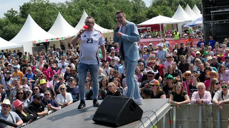 Ballermann-Stars beim Elbstrand-Festival: Diese Musiker kamen am besten an Diese zwei sorgen für Stimmung: DJ Banjee und DJ Jannik.