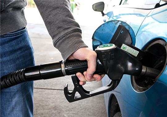 Diesel und Benzin sind so teuer wie nie. Und für Autofahrer ist keine Entspannung in Sicht. Foto: dpa