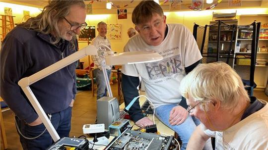 Diesem Verstärker hat das letzte Stündlein noch nicht geschlagen: Jürgen Werner, Detlef Hiemer und Rainer Sanders tüfteln an der Wiederbelebung.