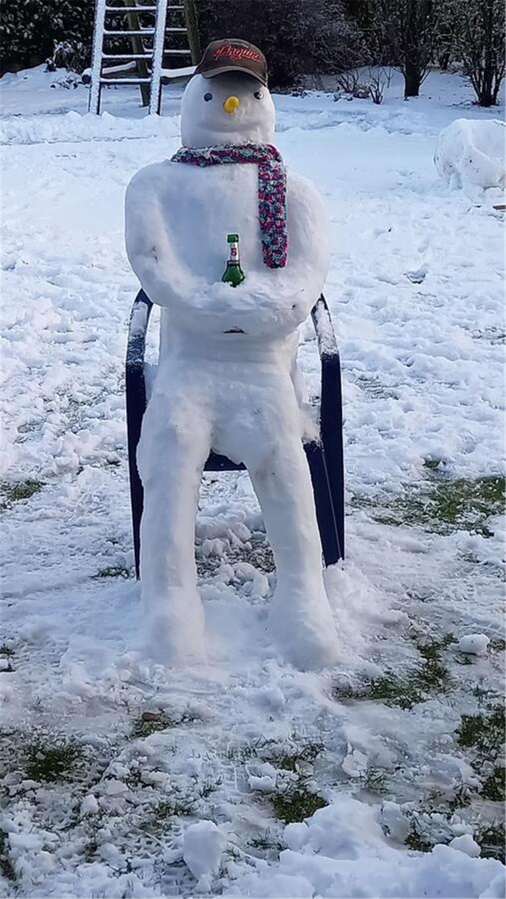 Diesem frostigen Schneemann könnte beim ersten Schluck Bier ganz warm ums Herz w...