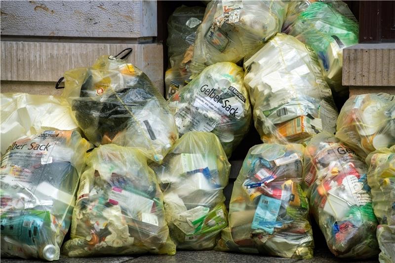 Diesen Anblick wird es ab 2023 im Landkreis Harburg nicht mehr geben: Statt in den dünnwandigen gelben Säcken, die oft reißen und ihren Inhalt über die Straßen verteilen, werden die Leichtverpackungen dann in den festen gelben Tonnen gesamm