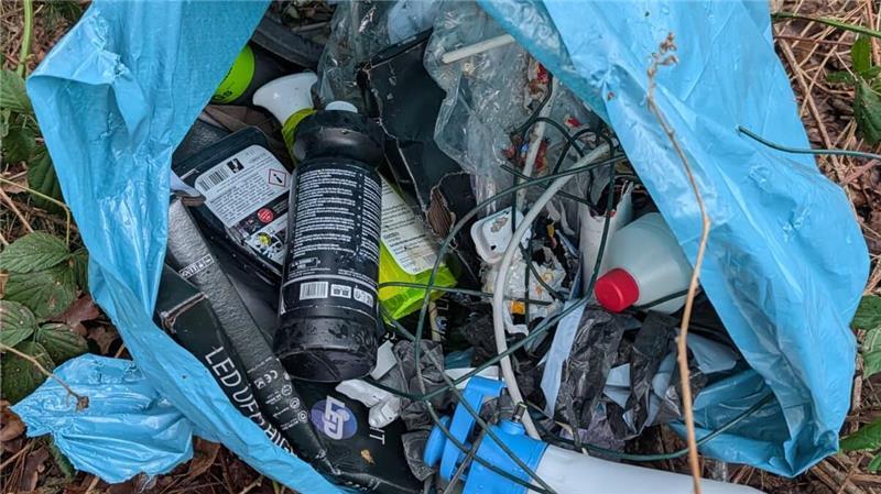 Diesen Müll haben Unbekannte in den Rüstjer Forst geworfen.
