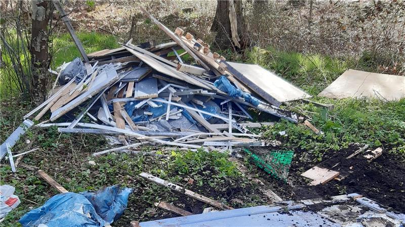 Diesen Müllberg entdeckte eine Spaziergängerin in Wiepenkathen.