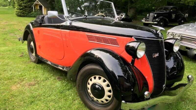 Neue Modelle der Saison und Oldtimer lassen Buxtehude brummen Oltimer Ford Eifel, Baujahr 1938.